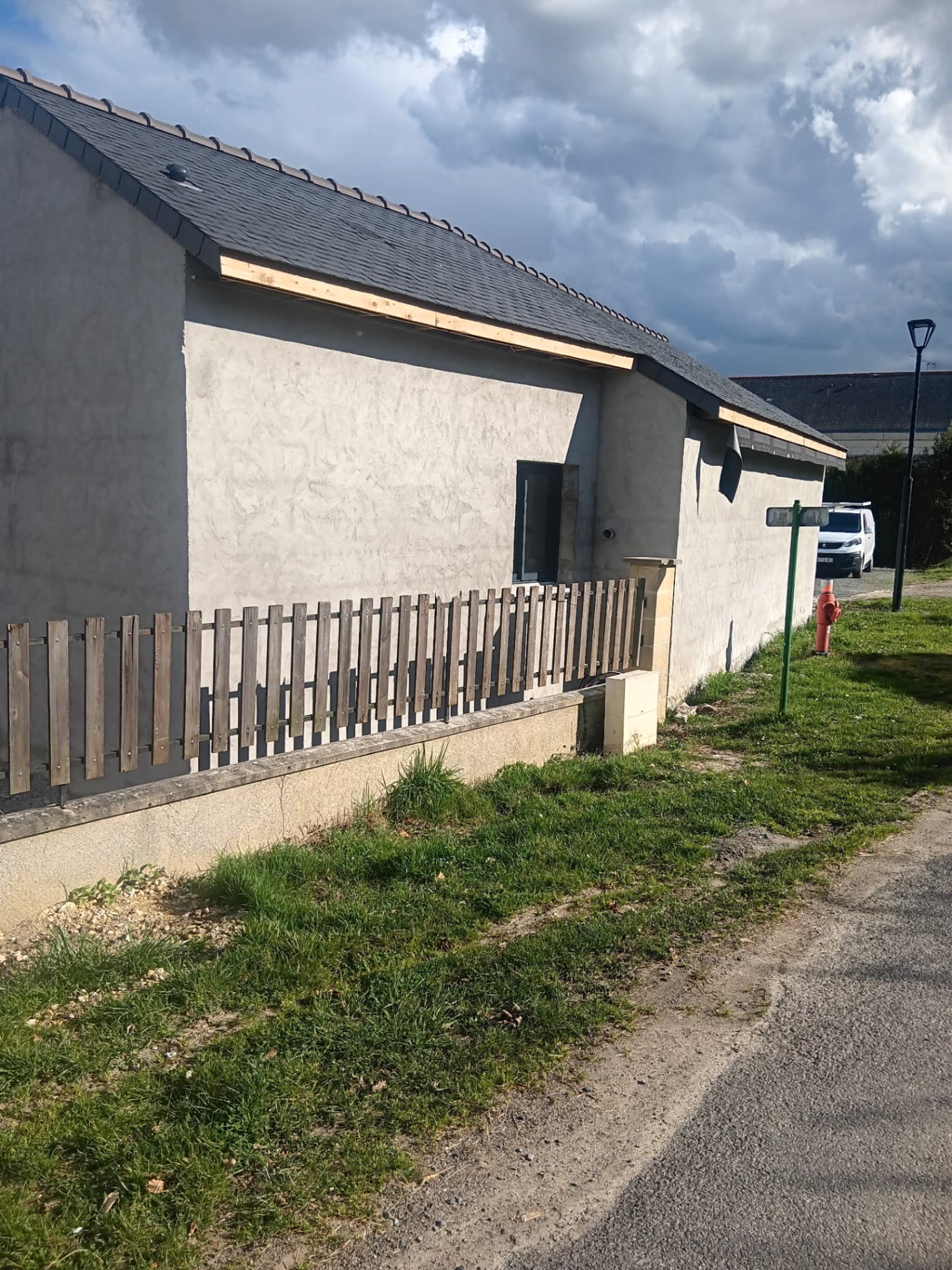 Toiture en ardoise naturelle terminée avec rive en zinc, chantier près de Saumur